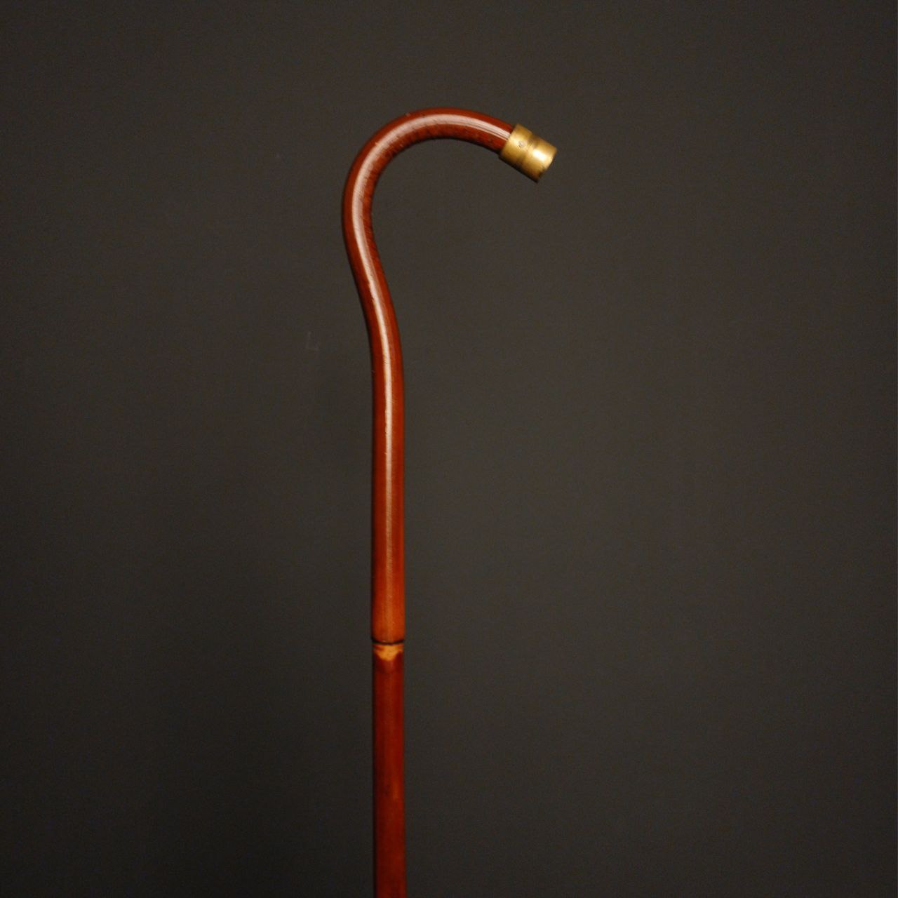 جزئیات درخشان فلز برنج در انتهای عصا خیزران