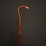 جزئیات درخشان فلز برنج در انتهای عصا خیزران