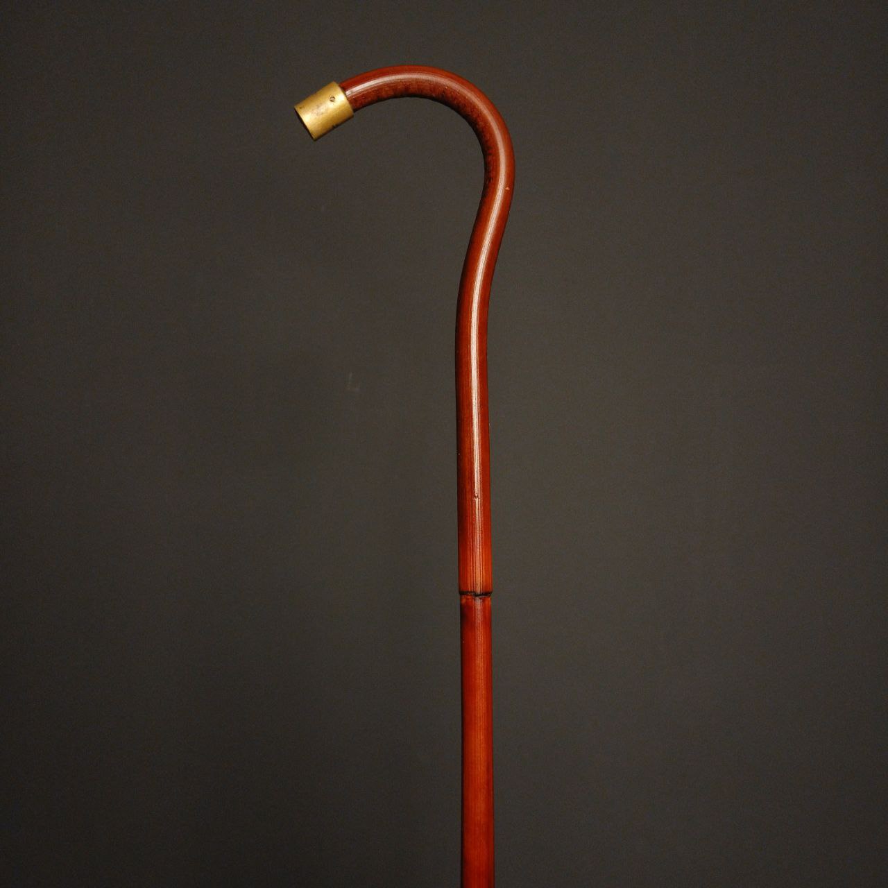 نمای کامل عصا خیزران با رنگ قهوه‌ای مایل به سرخ و پرداخت صیقلی