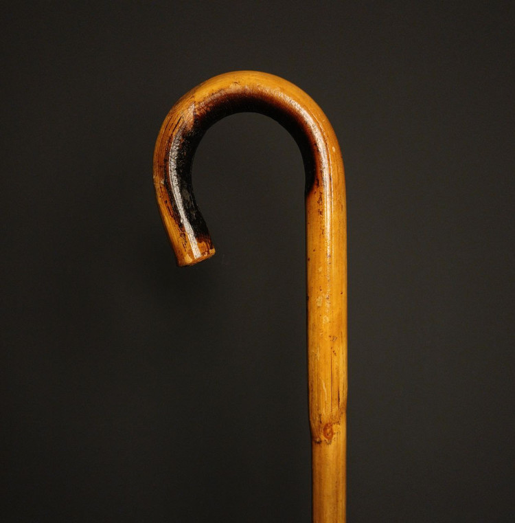 عصا خیزران کد 03 — دسته عریض ۱۱ سانتیمتری، بدنه خیزرانی با رنگ کهربایی طبیعی و کفشک آهنی، زمینه مشکی لوکس