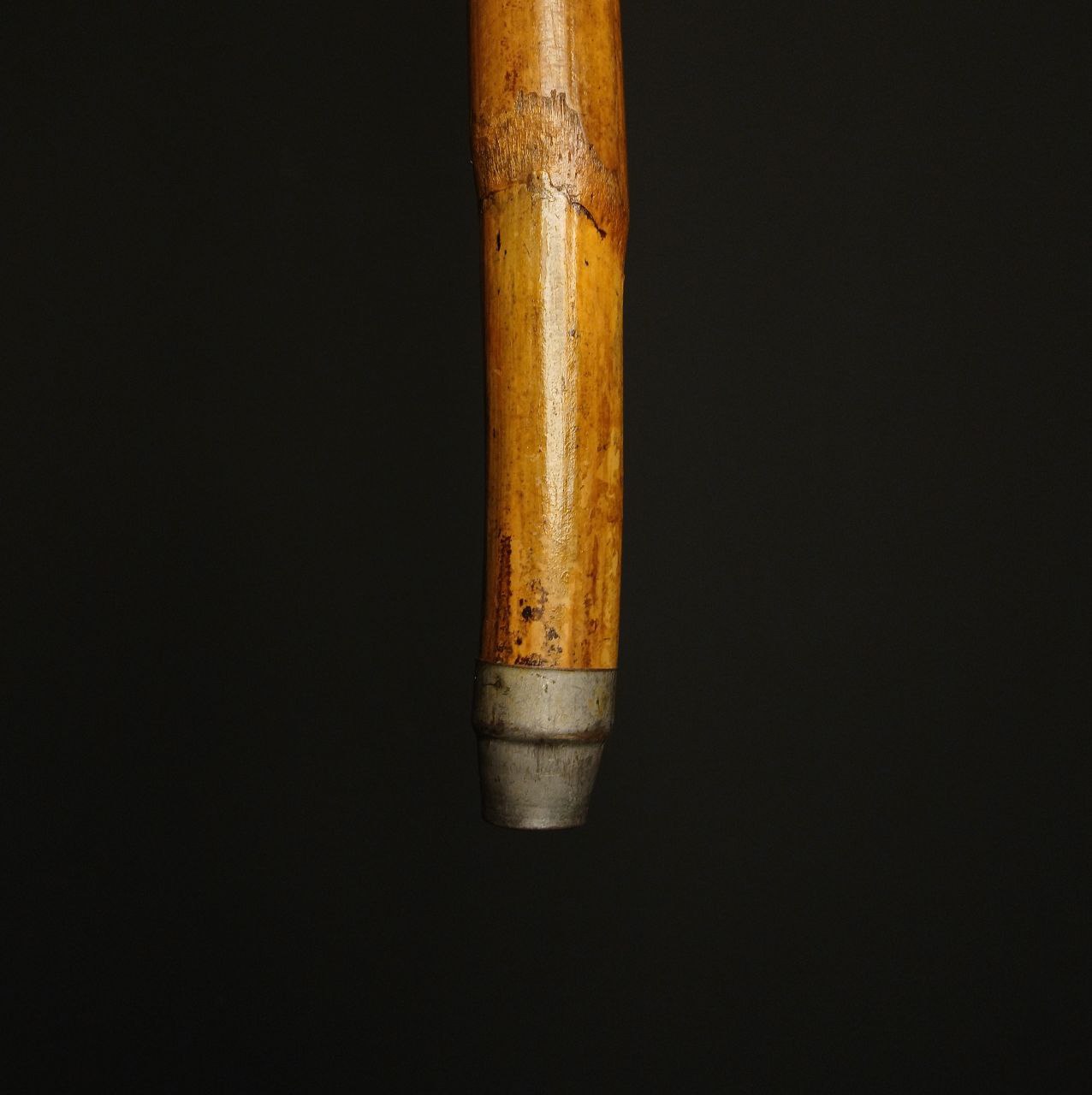 «پایین عصا: کفشک آهنی مستحکم به‌همراه رگه‌های چوب خیزران، عصا کد 03»