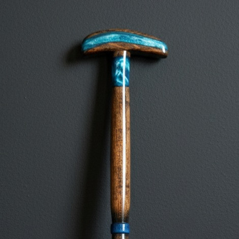 عصا دست ساز مدل نیلو ساخته شده از چوب راش گرجستان و رزین آبی دست ساز - برند عصاخان