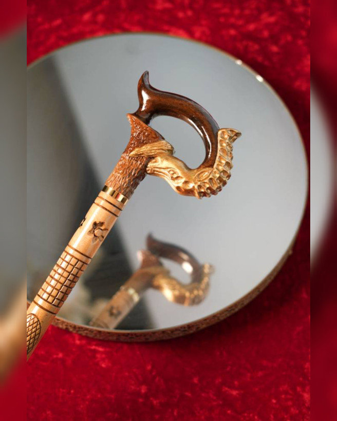 عصا مدل مارین با دستهی چوبی طرح اسب دریایی و حلقهی طلایی – گالری عصاخان