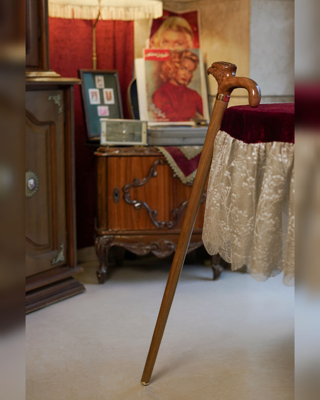 عصای دست ساز شاه عقاب با دسته عقاب حکاکی شده