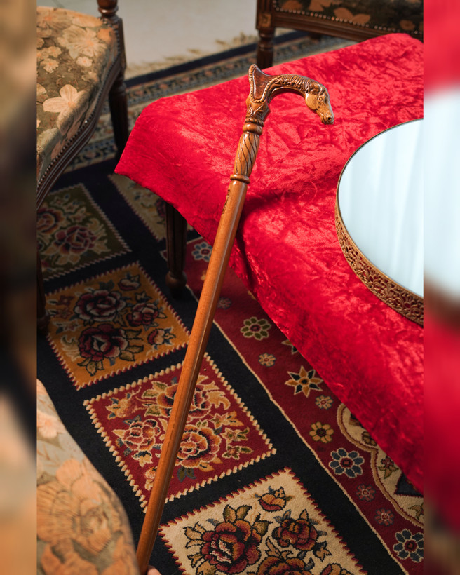 جزئیات منبتکاری و رگههای چوب راش روی دسته عصا رخش — هنر دستساز ایرانی.