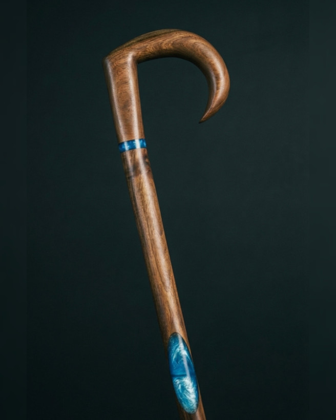 نمای نزدیک از تزئینات رزینی آبیرنگ روی بدنه عصا آبتین