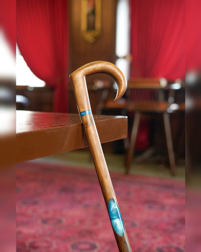 عصا چوبی مدل آبتین با دسته ارگونومیک از چوب گردو و تزئین رزین آبی