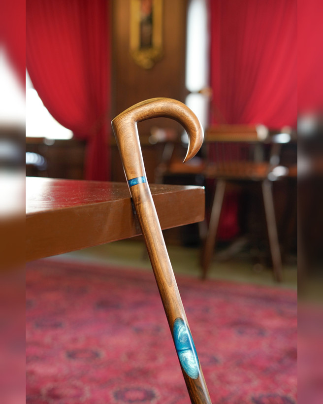عصا چوبی مدل آبتین با دسته ارگونومیک از چوب گردو و تزئین رزین آبی