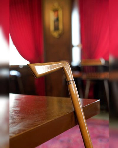 عصا دستساز طرح چوب گلف با دسته گردو و طراحی زاویهدار کلاسیک.