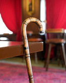 عصا مدل آرمون ساختهشده از چوب ون و چوب آزاد با طراحی سنتی و حلقه رزینی – محصول دستساز از گالری عصاخان