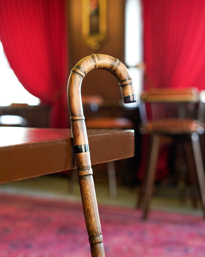 عصا مدل آرمون ساختهشده از چوب ون و چوب آزاد با طراحی سنتی و حلقه رزینی – محصول دستساز از گالری عصاخان