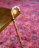 کلوزآپ از بافت طبیعی چوب ون در دسته عصای آرمون با جزئیات رزین رنگی