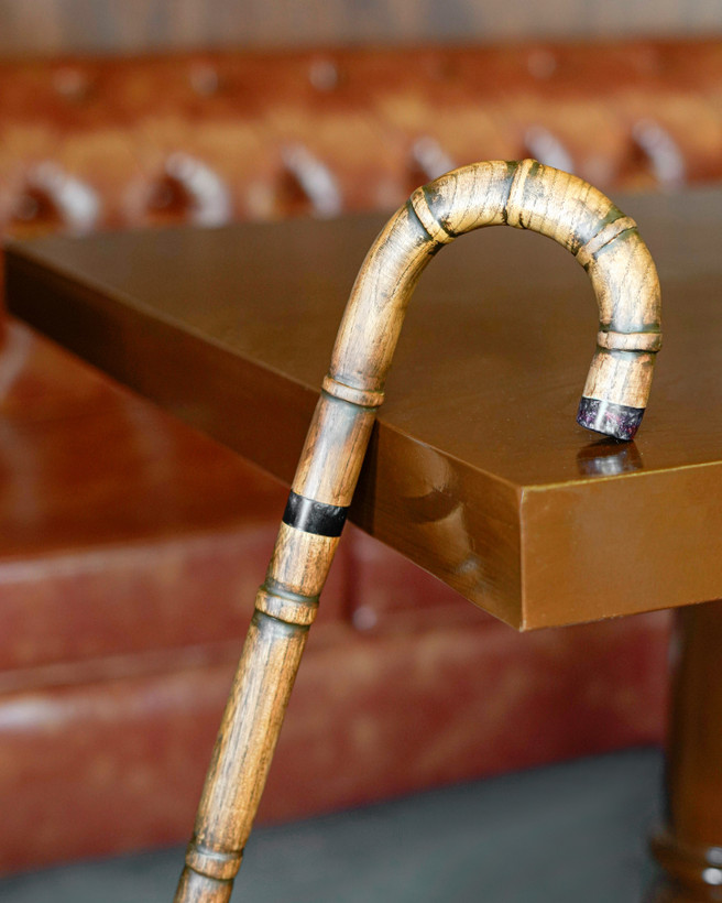 عصا چوبی مدل آرمون با طراحی سنتی و رنگبندی طبیعی – تولید اختصاصی برند عصاخان