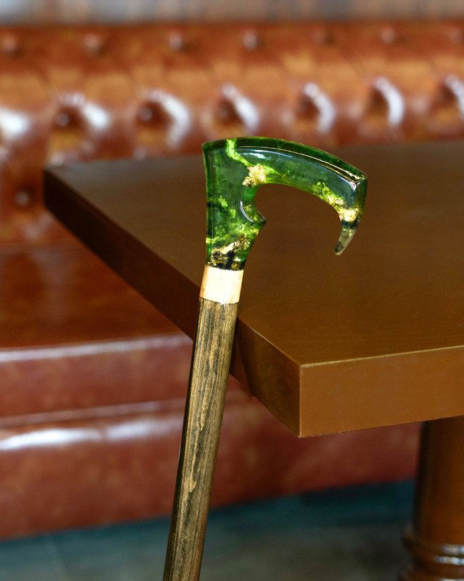 نمای نزدیک از دسته رزینی سبز شفاف عصا مدل زمردین، شبیه سنگ قیمتی زمرد.