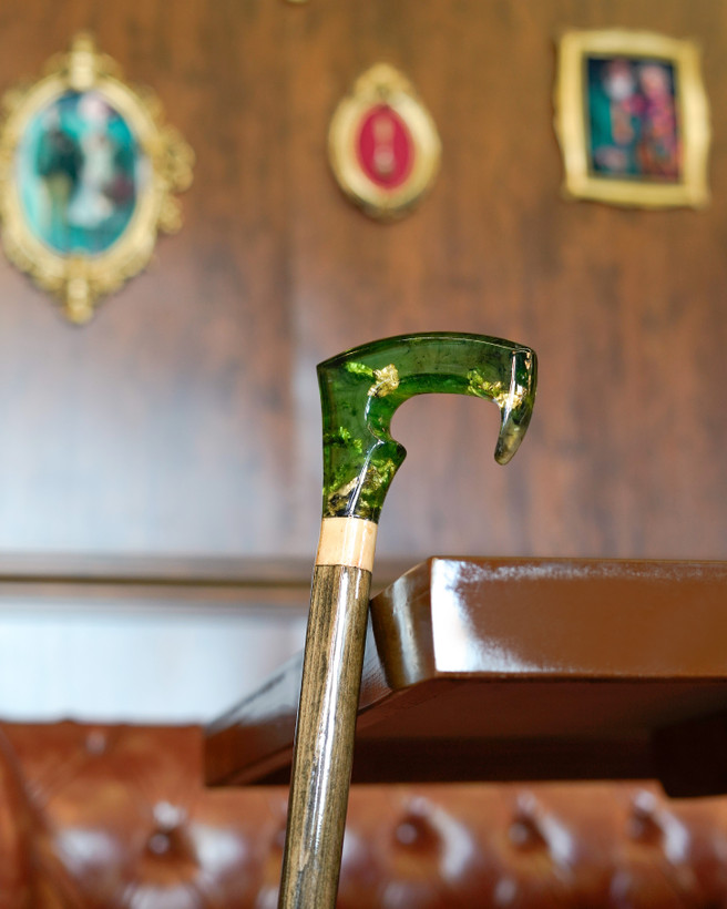 عصا مدل زمردین با دسته رزینی سبز زمردی و بدنه چوب راش گرجستان، طراحی دستساز لوکس ایرانی.