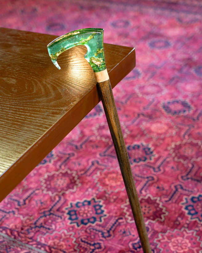 نمای جزئیات اتصال دسته رزینی و بدنه چوبی عصا زمردین با طراحی یکپارچه و ظریف.