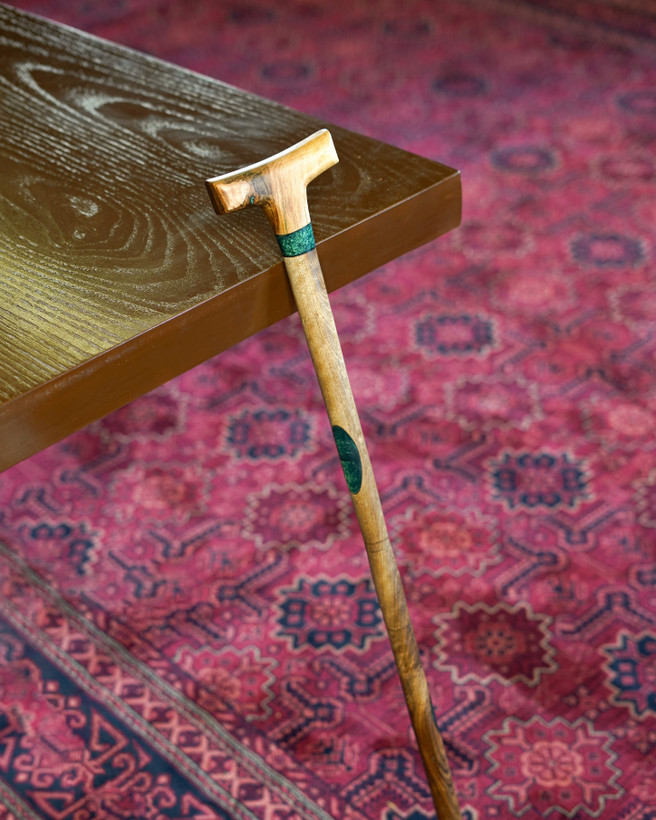 نمای نزدیک از چوب گردوی گیلان در عصای آرین