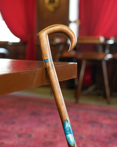 عصا چوبی مدل آبتین با دسته ارگونومیک از چوب گردو و تزئین رزین آبی