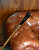 عصا شاهی مدل آرتمن با دستهی مشکی رزینی و بدنه چوبی