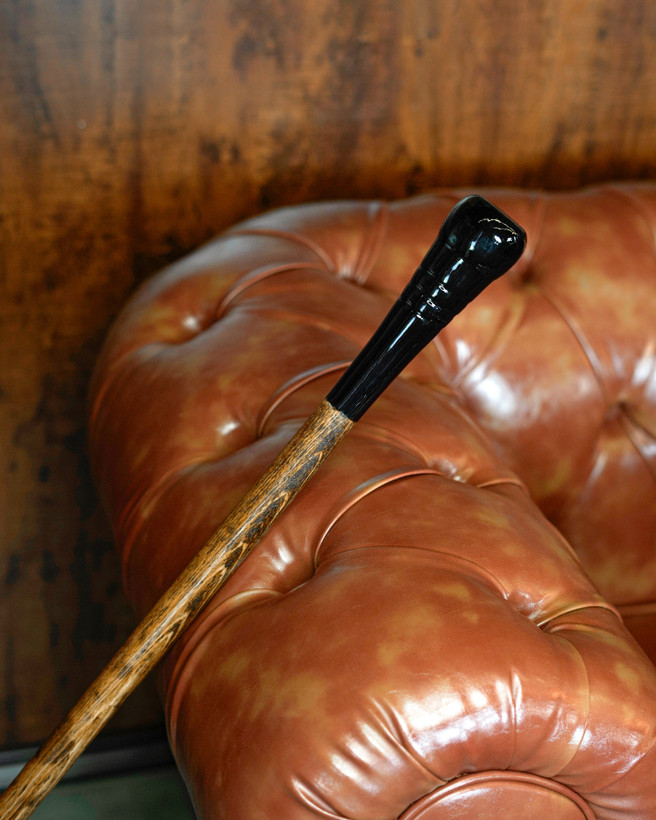 عصا شاهی مدل آرتمن با دستهی مشکی رزینی و بدنه چوبی