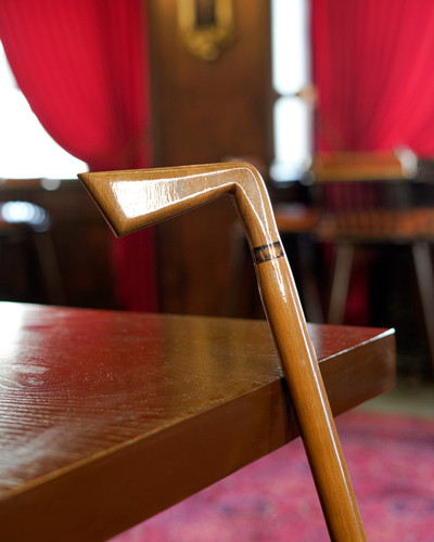 عصا دست ساز طرح چوب گلف با دسته گردو و طراحی زاویه دار کلاسیک.