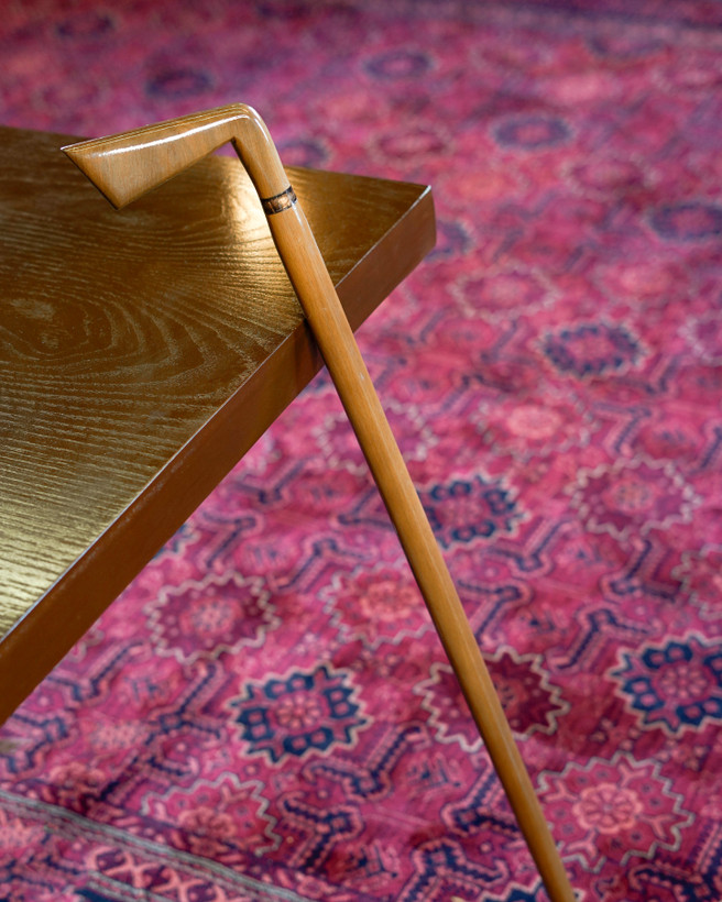 عصای چوبی سبک و مقاوم با بدنه راش گرجستان و رنگ قهوهای عسلی براق.