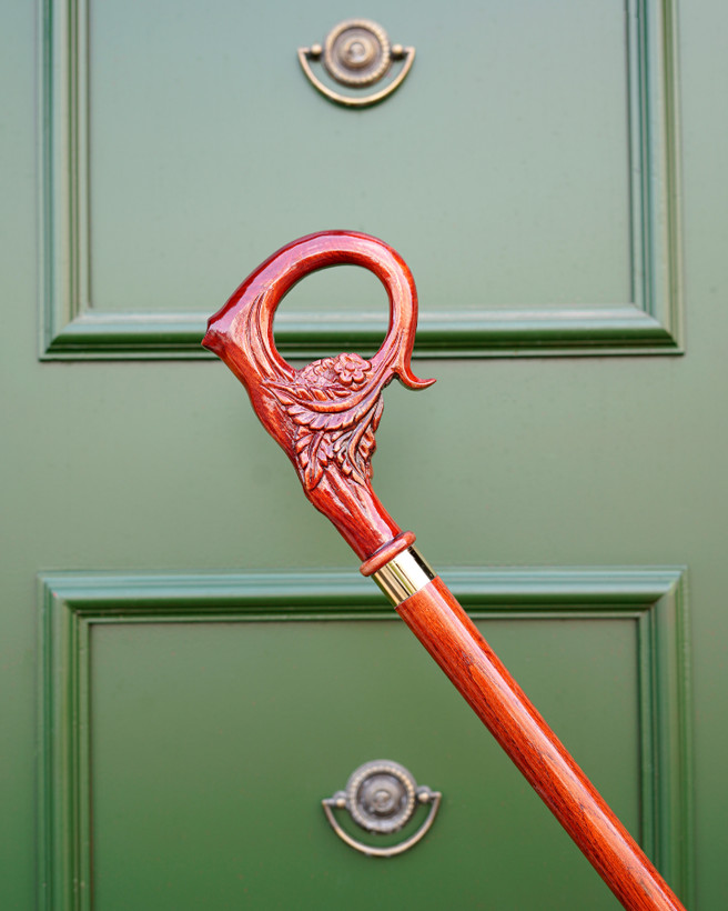 جزییات گل و برگ منبت روی دسته عصای دست ساز ارغوان