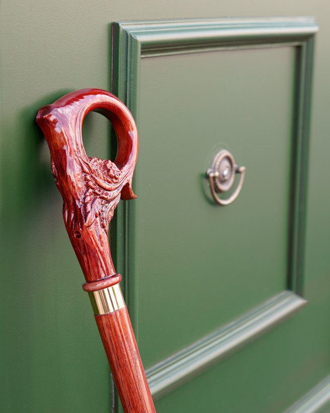 خرید آنلاین عصا ارغوان؛ بدنه چوبی قهوهای ارغوانی براق با نقوش منبت