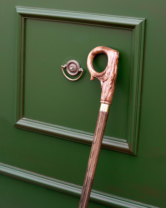 نمای جانبی عصا مدل بلوط؛ پیوند دستهی منبت با بدنهی بلوطیِ تیره تر