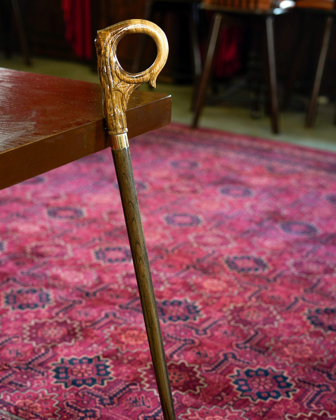 جزئیات حلقه فلزیِ لعاب طلایی میان دسته و بدنه در عصا مدل بلوط