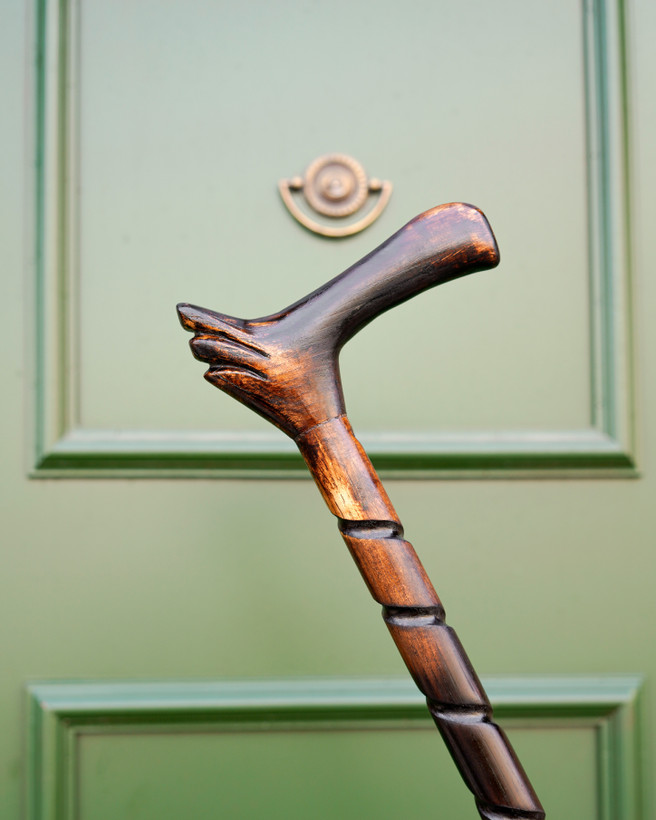 نمای نزدیک دسته عصا مدل اساطیر ساخته شده از چوب ون