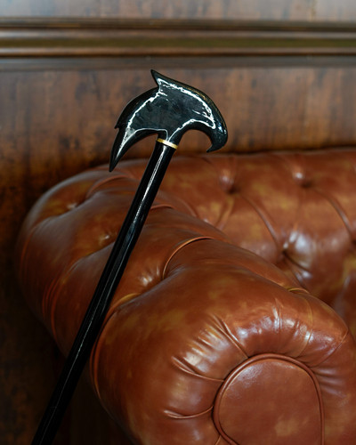 عصا مدل لومانا — دسته پیکری رزین مشکی براق با پتینه ورق طلا و بدنه چوب راش مشکی