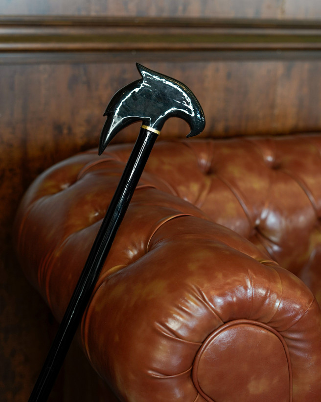 عصا مدل لومانا — دسته پیکری رزین مشکی براق با پتینه ورق طلا و بدنه چوب راش مشکی