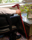 نمای جانبی دسته ارگونومیک آذرین؛ رزین طرحدار قرمز کنار راش با پرداخت شفاف