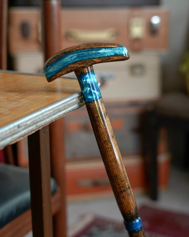 عصا دست ساز مدل نیلو ساخته شده از چوب راش گرجستان و رزین آبی دست ساز - برند عصاخان