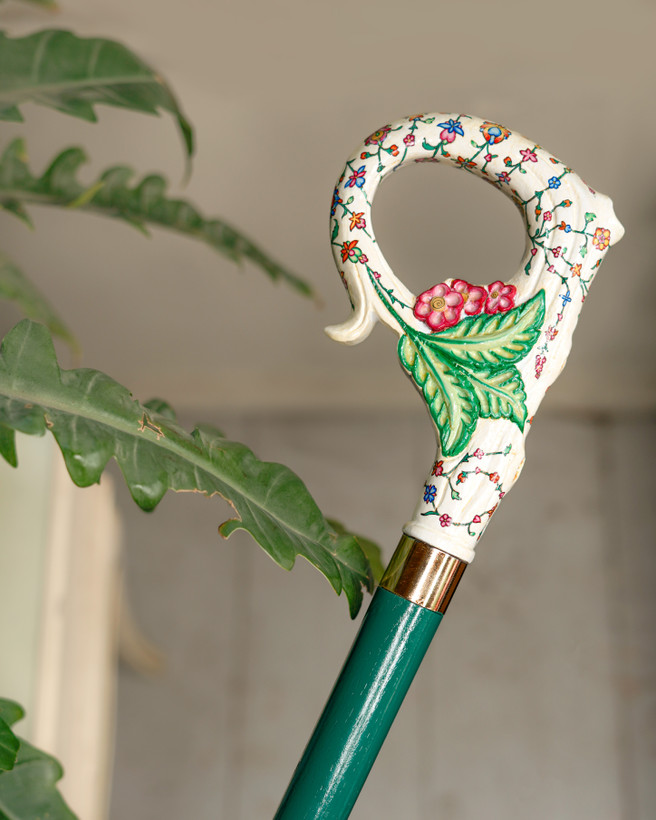 تصویر کامل عصا مدل گلستان با بدنه سبز منبتکاری شده