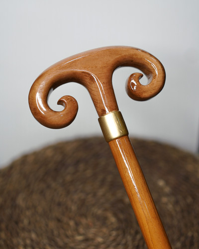 نمای نزدیک دسته چوب ون براق عصا مدل اورانوس با رنگ عسلی و رگههای طبیعی.