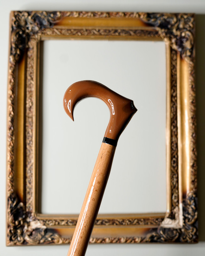 جزئیات حلقهٔ تزئینی رزین مشکی و اتصال دسته به بدنه در عصا مدل دیبا، کار دستساز و پرداخت دقیق