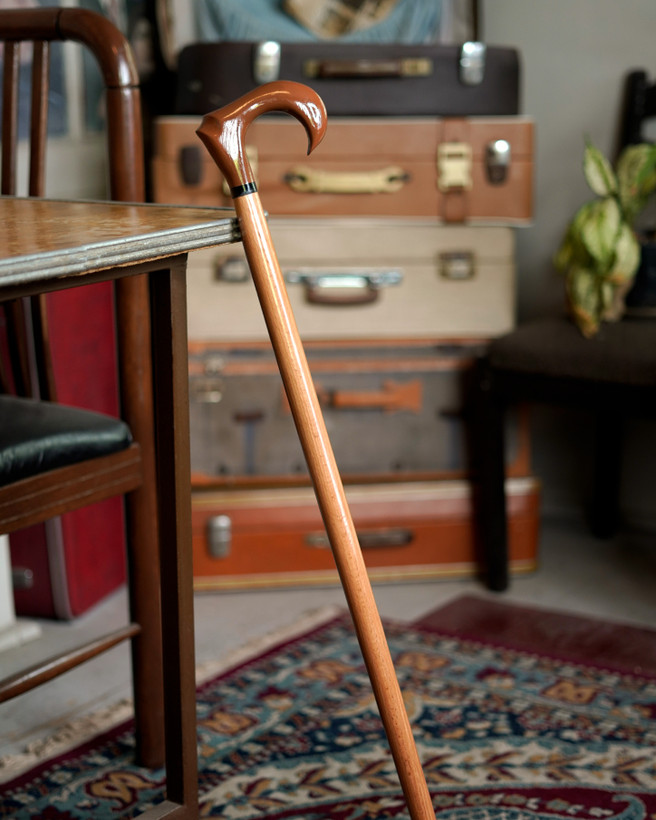 نمای تمامقد عصا دیبا — بدنهٔ راش گرجستان رنگ قهوهای عسلی و دستهٔ ارگونومیک؛ طول ۹۳ سانتیمتر