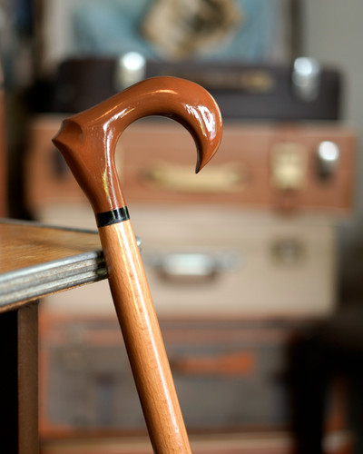 نمای نزدیک دسته ارگونومیک عصا دیبا، چوب گردوی گیلان با پرداخت کهربایی براق و حلقهٔ رزینی مشکی