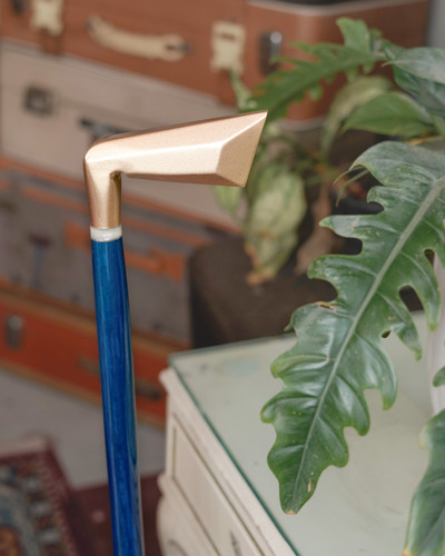 تصویر عصا کلاسیک لوکس با دسته طلایی و بدنه آبی سلطنتی