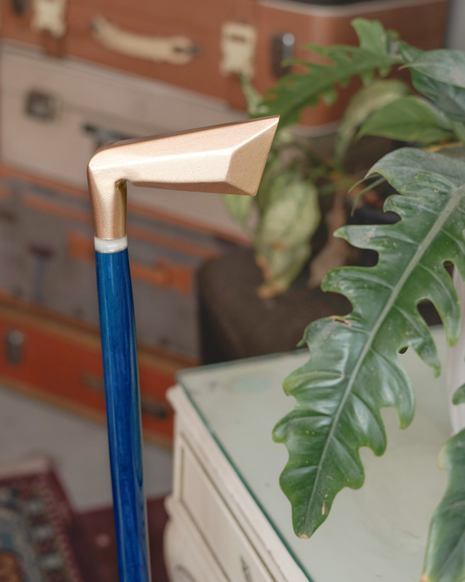 تصویر عصا کلاسیک لوکس با دسته طلایی و بدنه آبی سلطنتی