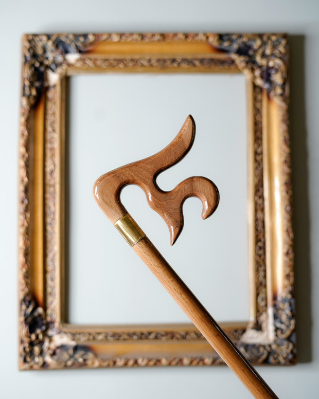 نمای کلی عصای دستساز حضرت علی (ع) ؛ دستهٔ از چوب گردو، حلقهٔ برنجی و بدنهٔ راش نسخه رنگ جدید