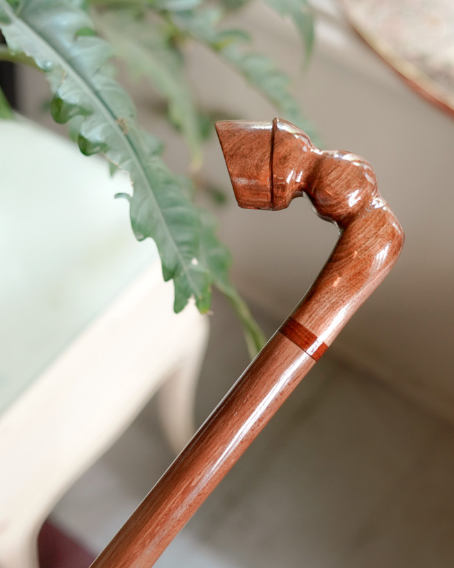 کلوزآپ دسته پیکری شبیه سم اسب، پرداخت براق و رگههای طبیعی چوب گردوی گیلان.