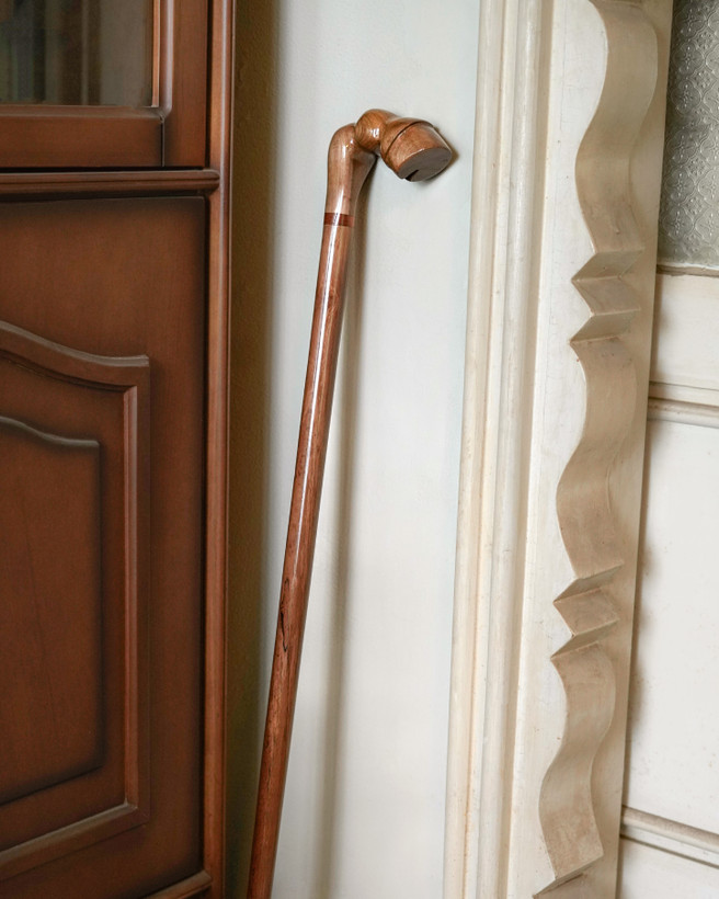 نمای جانبی از بدنه راش قهوهای و حلقه تزئینی چوب کاج که تضاد رنگی ملایمی ایجاد کرده است.