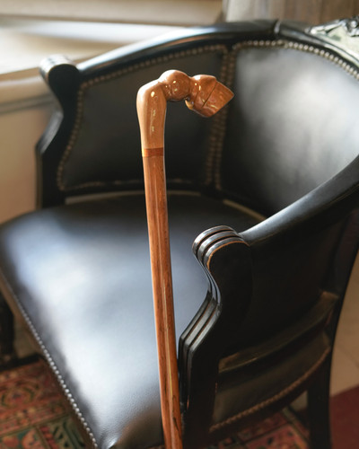 نمای کامل عصای دستساز «طرح سم اسب» با بدنه قهوهای و دسته پیکری از چوب گردو.