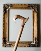 عصای لوکس با بدنهی چوب راش گرجستان و حلقهی تزئینی کاج کانادایی