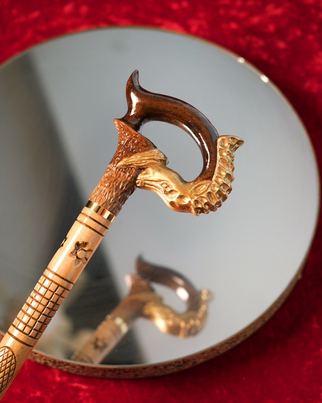 عصا مدل مارین با دستهی چوبی طرح اسب دریایی و حلقهی طلایی – گالری عصاخان