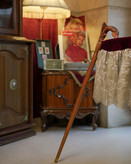 جزئیات منبتکاری و رگههای چوب راش روی دسته عصا رخش — هنر دستساز ایرانی.