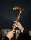 جزئیات منبتکاری و رگههای چوب راش روی دسته عصا رخش — هنر دستساز ایرانی.